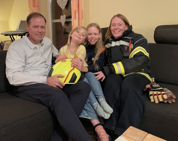 Bei ihnen hat die Feuerwehr einen großen Stellenwert: Stefan Kröger (v. l.), Amelie, Sophie und Stefanie Telthörster-Kröger sind eine Feuerwehrfamilie in dritter Generation. - © Shannon-Lee Bendig