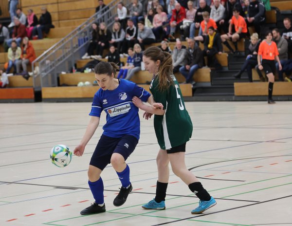 Lara Sophie Richts vom FC Donop-Voßheide kann es, duelliert sich hier mit Lotte Helpup vom FCSSW. - © Paul Cohen