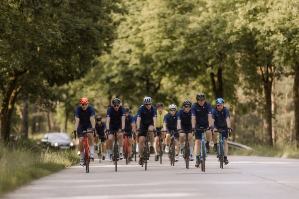 Die Oculus-Radrennfahrer nehmen Fahrt auf mit Sebastian Löcken (vordere Reihe von links), Till Schnetgöke, Werner Fürstenau, Joop Scheulen, Henry Schnetgöke, Christian Schneider und Korbinian von Blanckenburg. - © Helane Koli