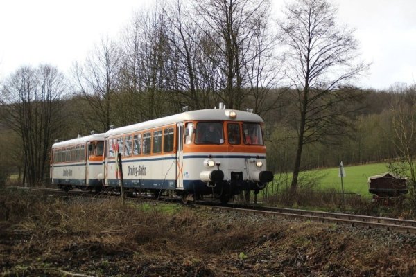Das Bild mit Seltenheitswert stammt von Anfang 2015. Damals überquert ein alter Triebwagen der Osningbahn das Flüsschen Maibolte auf einer sanierten Brücke bei Dörentrup. - © Verkehrsbetriebe Extertal