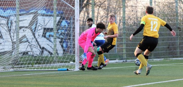 Das geht noch mal gut: Die Abwehr der FSV Pivitsheide hat keine Mühe, den Ball zu sichern. - © Oliver König