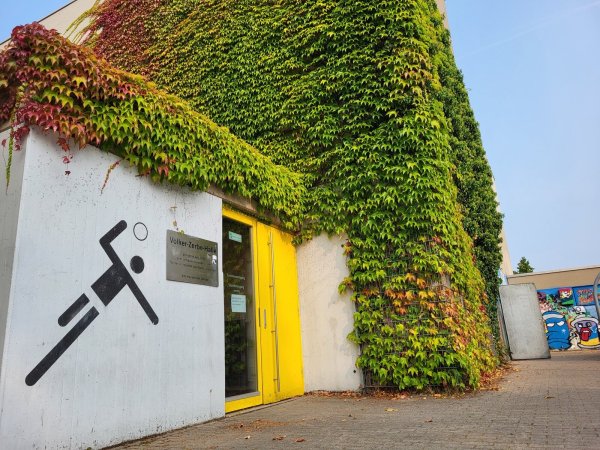Die Volker-Zerbe-Halle der Realschule Lemgo muss derzeit noch gereinigt werden. Unbekannte hatten hier mehrere Feuerlöscher entleert. Stadt und Schule hoffen nun, dass die Sporthalle Anfang September wieder in Betrieb genommen werden kann. - © Freya Köhring