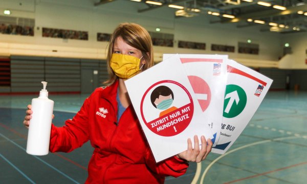 Maske, Desinfektionsmittel, Hinweisschilder - an alles muss in Corona-Zeiten vor, während und nach einem Bundesliga-Spiel der HSG Blomberg-Lippe gedacht werden. Franzi Homann und ihr Team sind am Sonntag besonders gefordert. - © Oliver König