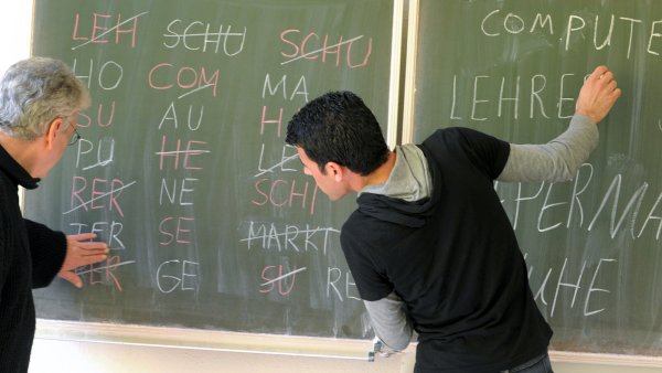Weil der Bund die Fördermittel kürzt, müssen Träger in OWL einen großen Teil des Sprachkurs- und Integrationskursangebotes vor allem für Frauen, Jugendliche und Eltern streichen. - © picture alliance / dpa