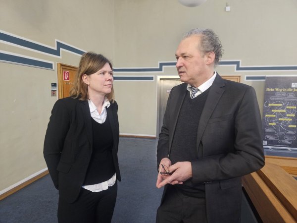 Ein wenig Resignation ist auf dem Gerichtsflur spürbar. Die angeklagte Anwältin hat ihren bisherigem Verteidiger Georg Schulze aus Bielefeld das Mandant entzogen. Jetzt übernimmt seine Kanzlei-Kollegin Christina Peterhanwahr als Pflichtverteidigerin. - © Janet König