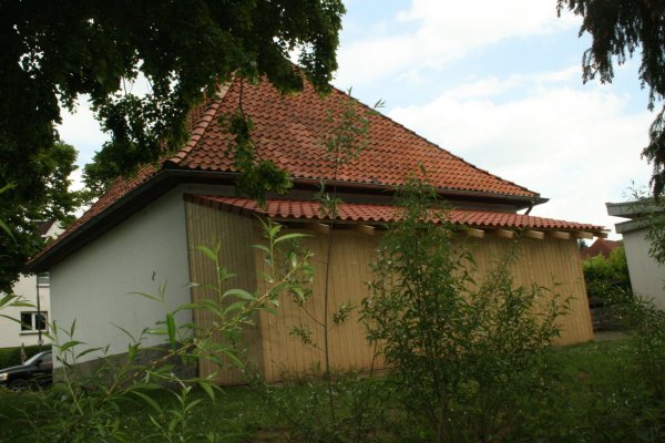 Schwarzbau oder genehmigungsfrei? Der von der Stadt Barntrup vorgenommene Anbau an das historische Spritzenhaus in Alverdissen wirft Fragen auf. - © Sylvia Frevert