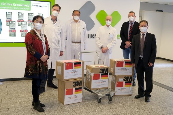 Freuen sich über die gespendete Schutzausrüstung: Ying Zhang, Prof. Dr. Karl-Dietrich Sievert, Leitender Arzt Neurologie, Chefarzt Prof. Dr. Cyrus Klostermann, Chefarzt Prof. Dr. Wolfgang Hiller, Dr. Johannes Hütte, Geschäftsführer des Klinikums, und Dr. Jiansheng Yin (von links). - © Klinikum Lippe