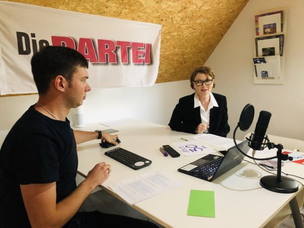 So sahen hunderte von Zuschauern auf Facebook, Youtube und Instagram die Fragerunde der Bürgermeisterkandidaten in Schlangen.
Rechts unten die Moderatoren Maximilian Scholz und Bianka Vollmer von der
PARTEI Ortsgruppe Schlangen. - © DIE PARTEI Ortsgruppe Schlangen