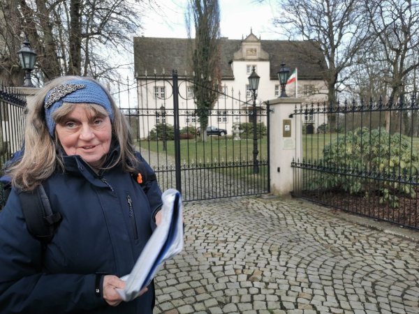 Sorgt mit ihrer neuen Führung dafür, dass die alten lippischen Bräuche wieder lebendig werden: Barntrups Stadtführerin Marion Behrend - hier vor dem Alverdisser Schloss. - © Sylvia Frevert