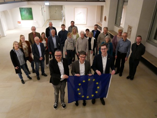 Die Lokale Aktionsgruppe konnte 2024 wieder zahlreiche vielfältige Kleinprojekte auf den Weg bringen. Im Bild vorne die Bürgermeister Markus Baier (Lemgo, von links), Martin Hoffmann (Leopoldshöhe) und Matthias Kalkreuter (Lage). - © Stadt Lemgo
