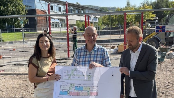 Freuen sich über die Modernisierungsarbeiten an der
Karla-Raveh-Gesamtschule (von links): Karen Zereike (Leiterin des Eigenbetriebs Schulen des Kreises Lippe), Thomas Rieß (Technisches Gebäudemanagement beim Kreis Lippe) und Schulleiter Bernd Hendig. Im Hintergrund laufen die Arbeiten am Schulhof. - © Kreis Lippe