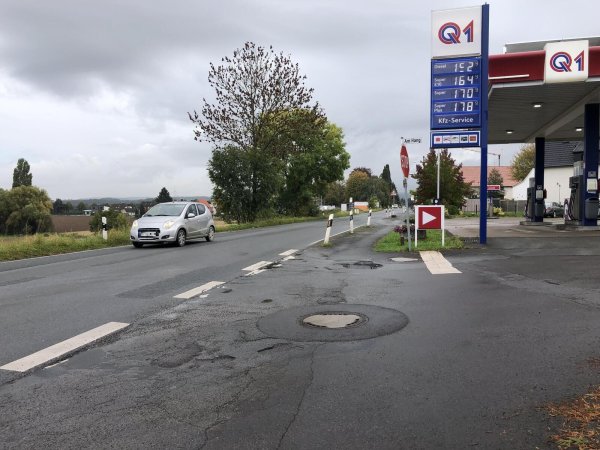 Die Salzufler Straße soll ab der Tankstelle nach der Ortsteinfahrt saniert werden. - © Sven Kienscherf