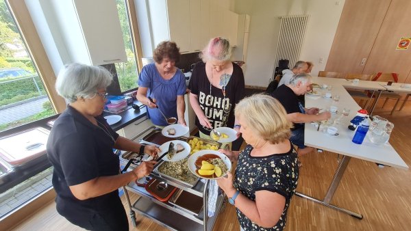 Jeden Mittwoch um 12 Uhr treffen sich im katholischen Gemeindehaus in Schieder Menschen zum Mittagessen. Dabei geht es hauptsächlich darum, beim Essen die Gemeinschaft zu genießen. Diesmal war unter anderem das große Fest Thema, das der Mittagstisch gemeinsam mit dem Tisch für Familien aus Schieder-Schwalenberg veranstaltet. - © Marianne Schwarzer