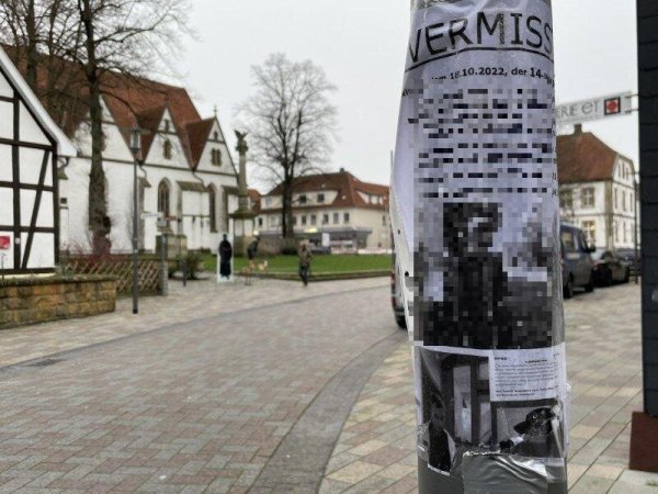 Zu Beginn suchten die Eltern des damals 14-Jährigen im Jahr 2022 noch mit Plakaten in der Versmolder Innenstadt nach ihrem Sohn. - © Tasja Klusmeyer