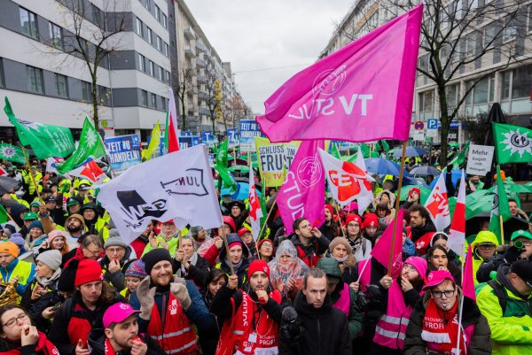 Landesbedienstete auf dem Weg zum NRW-Landtag in Düsseldorf auf der Großdemo des Gewerkschaftsbündnisses von Verdi, GEW, GdP und dbb. - © picture alliance/dpa