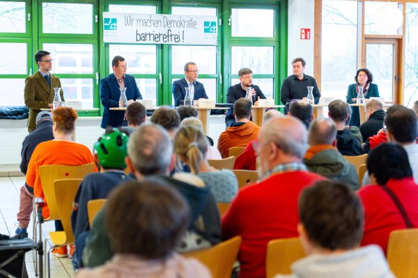Der Werkstattrat des eeWerk in der Stiftung Eben-Ezer in Lemgo hat die Bundestagskandidaten aller Parteien zu einer Podiumsdiskussion eingeladen. - © Matthias Cremer