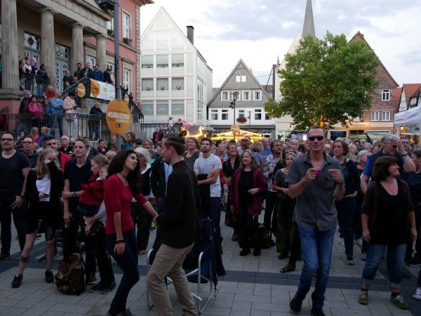 Ob die Detmolder im August so ausgelassen auf dem Marktplatz tanzen können wie 2019, steht in den Sternen. Würde die Sommerbühne als Großveranstaltung gelten? Die Stadt hofft bis Ende April auf klare Aussagen. - © Archiv: Thomas Krügler