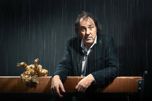 Satiriker Stefan Waghubinger grantelt in der Stadthalle. - © ICONICTURN - www.iconic-turn.c