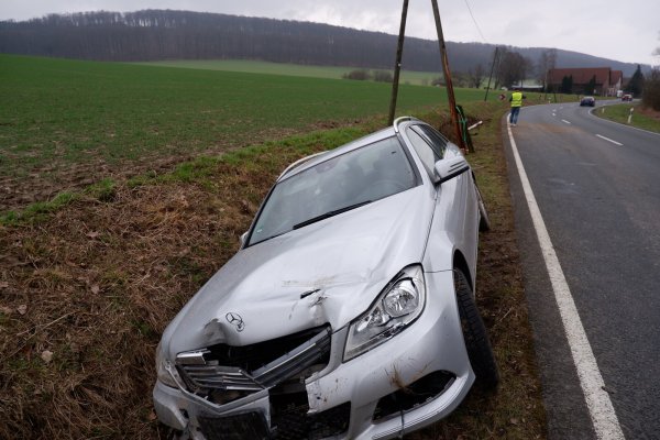 Zuletzt kam es am 12. Februar zu einem Unfall an der B1. Im Hintergrund ist die betreffende Kurve zu sehen, in der nun das Tempolimit gesenkt werden soll. - © Archivfoto: Lorraine Brinkmann