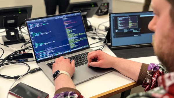 Die Musik entsteht beim Programmieren. Im digitalen Raum wird sie erlebbar. - © Hochschule für Musik