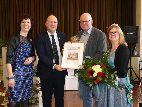 Beim Neujahrsempfang bekam Ulrich Wicke (Zweiter von rechts) den Mietzner-Förderpreis 2023 von der Vorsitzenden Kathrin Ridder (links), Bürgermeister Christoph Dolle und Nelkenkönigin Melanie überreicht. - © Rudi Rudolph