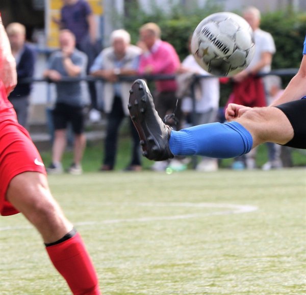 Hart geht es schon mal auf dem Platz zu, zu unschönen Szenen kam es auf dem Sportplatz in Belle. Ein Zuschauer beleidigte den Schiedsrichter rassistisch. - © Oliver König