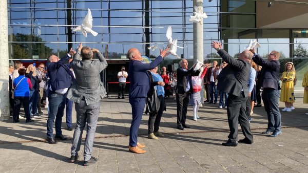 Stein des Anstoßes oder Symbol des Friedens: Die Honoratioren lassen die weißen Brieftauben steigen. - © Richard Chapelle