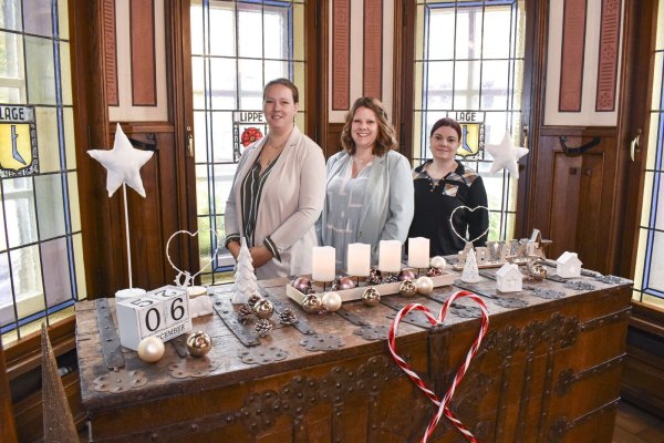 Die drei Standesbeamtinnen Ramona Rahn (von links), Rika Kläsener und Nicole Sievers hatten im historischen Rathaus für Brautpaare ein besonderes Ambiente vorbereitet. Doch jetzt sind alternative Standorte gefragt, denn das historische Rathaus wird umgebaut. - © Stadt Lage