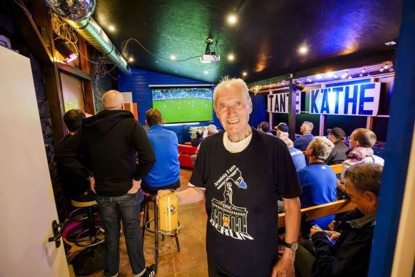 Joachim Schultz-Tornau verfolgt die Spiele von Arminia Bielefeld regelmäßig in der Kneipe "Tante Käthe" in Berlin - im Arminia-Outfit und im Beisein weiterer Bielefelder. - © axentis.de / Lopata