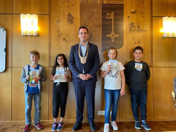 Bürgermeister Torben Blome mit dem Kinderrat Lügde. - © Stadt Lügde