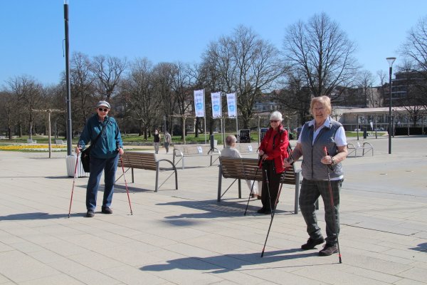 Gisela Grüntemeier, Ilse-Marion Jacobsen und Gerda Schrader (von links) kommen gerne in den Kurpark, um spazieren zu gehen und die Blütenpracht zu genießen. - © Nadine Uphoff