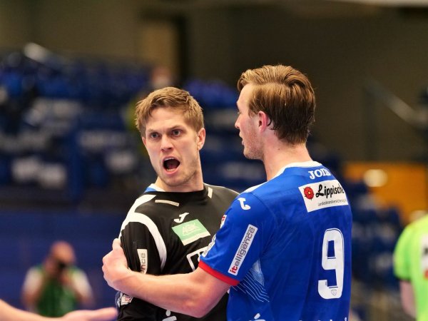 Schwedisches Temperament: Während es in Peter Johannesson brodelt, scheint Jonathan Carlsbogard seinen Torhüter beruhigen zu wollen. Foto: Jörg Hagemann - © Jörg Hagemann