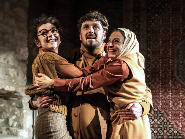 Starkes Ensemble: Stella Hanheide, Hartmut Jonas, Manuela Stüßer (von links). - © Landestheater Detmold/Jochen Quast