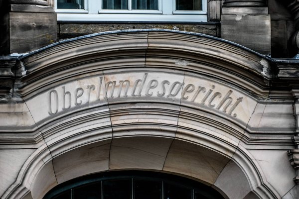 Eine 36-Jährige aus dem Kreis Lippe wurde vor dem Oberlandesgericht Düsseldorf angeklagt. - © imago images/Michael Gstettenbauer