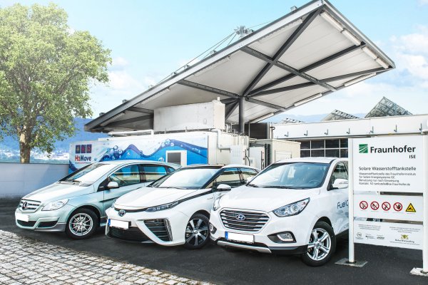 Eine solare Wasserstoff-Tankstelle H2Move am Fraunhofer ISE in Freiburg mit vom Institut seit Jahren betriebenen Brennstoffzellenfahrzeugen.  - © Fraunhofer ISE