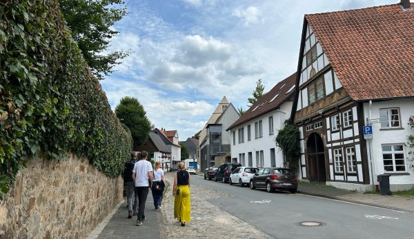 Berit Weber (Abteilungsleiterin Stadtplanung) und Elsa Eichholz (Stadtplanung) waren mit Carsten Schäfer, Lisa Vinnytska und Fabian Lollert von der Planungsgruppe Stadtbüro in der Lemgoer Innenstadt für das ISEK unterwegs. - © Planungsgruppe Stadtbüro