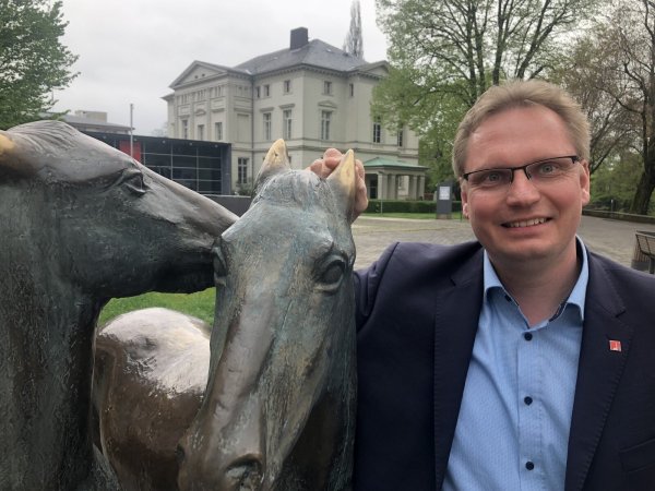 Dr. Dennis Maelzer an einer seiner Lieblingstellen in Detmold. Die Kunst vorm Landesmusem lockt die Kinder zum Klettern, "hier bin ich auch schon rumgetrurnt." - © Martin Hostert