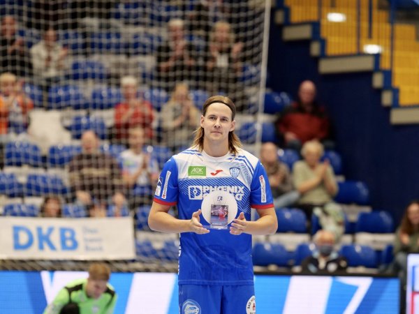 Da ist das Ding: Stolz präsentiert Bjarki Mar Elisson die Trophäe für den besten Bundesligatorschützen 2019/2020. Foto: Jörg Hagemann - © Jörg Hagemann