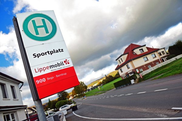 Die Humfelder wünschen sich eine bessere Bushaltestelle am Sportplatz. - © Nicole Ellerbrake