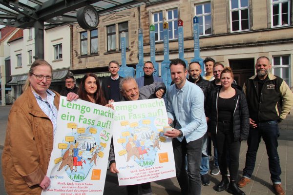Gastronomen und Sponsoren freuen sich schon auf den 1. Mai, wenn wieder "Lemgo macht ein Fass auf" stattfindet. Mit den Stadtbussen können die Besucher bequem und kostenlos von A nach B fahren. - © Nadine Uphoff