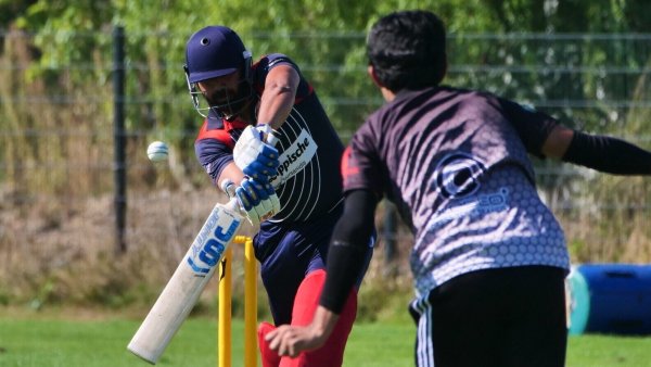 Lemgos Tahir Ahmad (links) wurde Man of the match mit 62 Runs und 4 Wickets. - © Jörg Hagemann