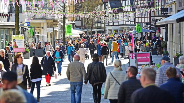 Bei strahlendem Sonnenschein schlendern die Menschen am Samstag durch die Stadt. - © Nicole Ellerbrake