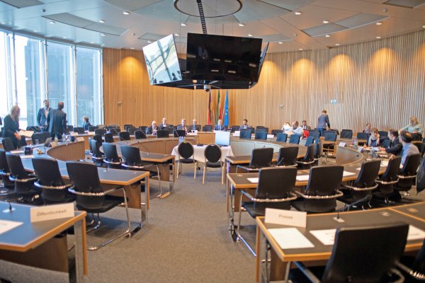 Der parlamentarische Untersuchungsausschuss zum langjährigen Kindesmissbrauch in Lügde hat die Zeugenvernehmung nach der Sommerpause fortgesetzt. - © Verwendung weltweit