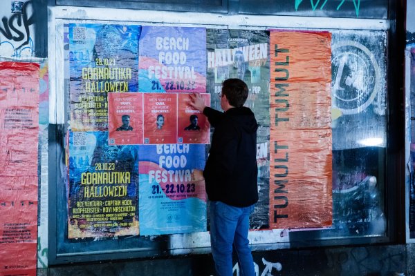 Constantin Ganß, Bundesvorsitzender des Jungen Forums der Deutsch-Israelischen Gesellschaft, hängt bei einer Plakataktion des Jungen Forums der Deutsch-Israelischen Gesellschaft hängt Plakate zu den Ermordeten und Geiseln der Hamas in Berlin-Friedrichshain auf. - © dpa