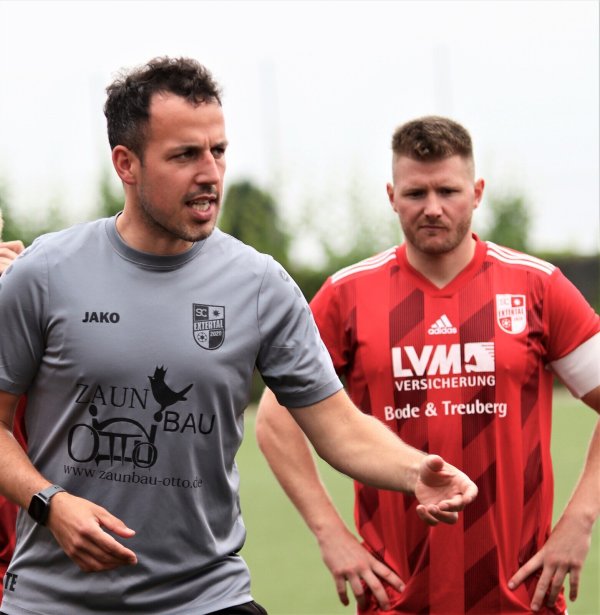 Gibt seinen Spielerin eine taktische Anweisung mit auf den Weg: Thomas Elsner, Trainer des SC Extertal. - © Kai Hahn