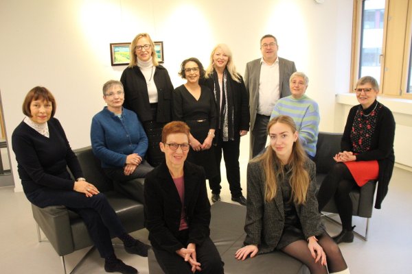 Die Lotsinnen (vorne von links) Christiane Trope und Yana Likhachova mit (hinten von links) den Lotsinnen Ulrike Quakernack-Dielitzsch, Bärbel Klöckner, Heike Weilacher, Samira Block sowie der Projektkoordinatorin Margit Monika Hahn vom Kreis Lippe, Landrat Dr. Axel Lehmann und den Lotsinnen Marion Patzke und Dagmar Wietheger-Claes. - © Kreis Lippe