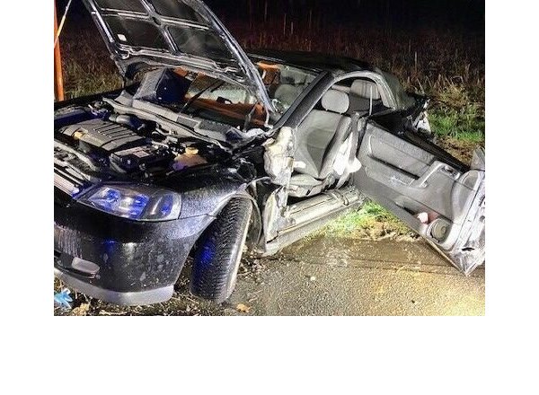 Das Auto ist nach dem Unfall komplett demoliert. - © Freiwillige Feuerwehr Bad Salzuflen
