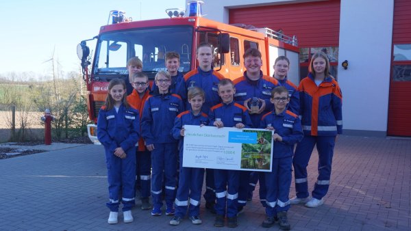 So sehen "Klimahelden" aus: Die Mitglieder der Jugendfeuerwehr aus Lothe freuen sich über die Auszeichnung. - © Michaela Weiße