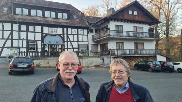 Thomas (links) und Ulrich Mittelgöker sind froh, dass sie jemanden gefunden haben, der den Fischanger weiter betreiben will. - © Marianne Schwarzer(LZ)