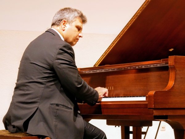Konzertpianist Pavlos Hatzopoulos zog das Publikum mit seinen erzählerischen Interpretationen in seinen Bann. - © Thomas Krügler